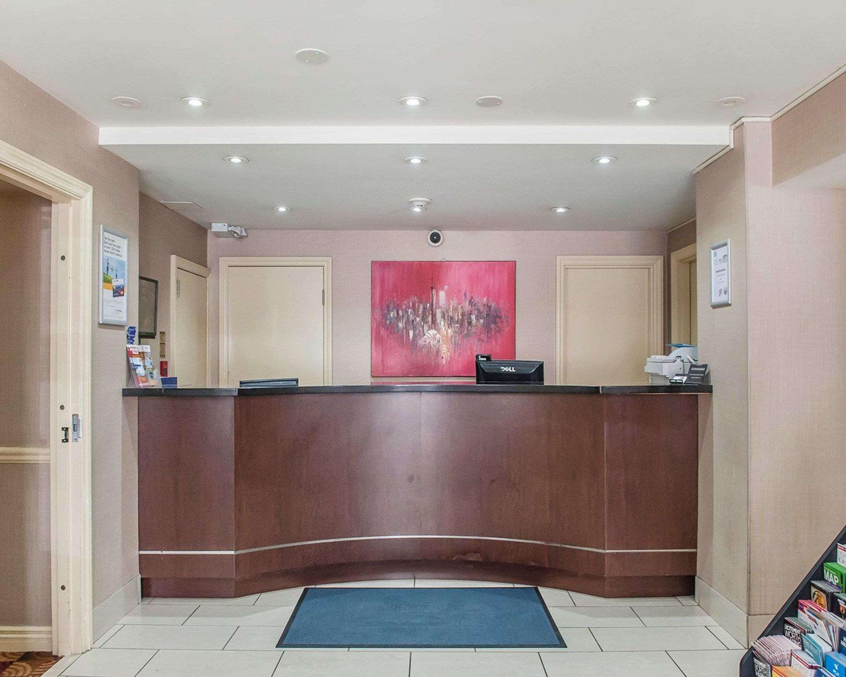 Econo Lodge Inn & Suites Downtown Торонто Экстерьер фото
