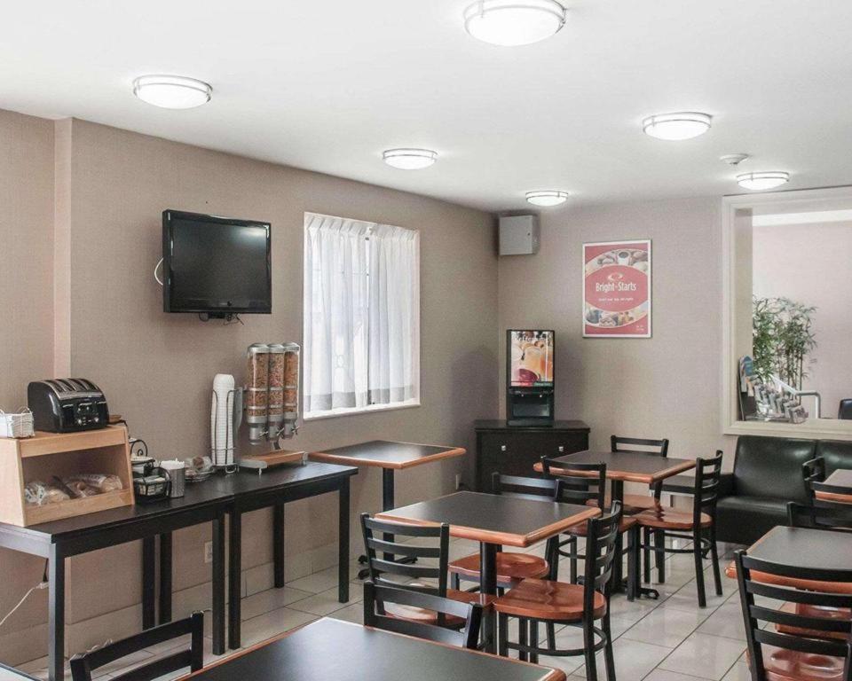 Econo Lodge Inn & Suites Downtown Торонто Экстерьер фото